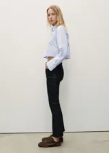 Jeans Sienna de tiro medio y diseño bootcut con efecto encerado, corte crop y estilo de cinco bolsillos.