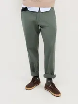 Pantalón chino de corte regular fit, confeccionado en gabardina de algodón con elastano. Presenta un acabado desgastado, bolsillos laterales y traseros, y ruedo con doblez.