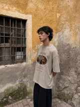 Remera oversize color marrón con efecto acid wash, mangas cortas y estampa gráfica frontal de la película Fight Club.