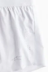 Short de running blanco, confeccionado con tejido funcional DryMove™ que absorbe la humedad. Presenta un corte regular con cintura elástica cubierta, cordón ajustable oculto, bolsillos laterales con cierre y calzoncillo interno de malla suave.