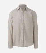 Camisa comfort de manga larga y cuello inglés, confeccionada en mezcla de lino y algodón. Presenta un diseño básico sin estampa con cierre frontal de botones.