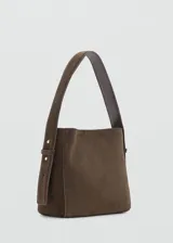 Bolso de hombro de tamaño mediano confeccionado en piel de serraje color marrón. Presenta un diseño estructurado con asa corta ajustable y cierre mediante botón magnético interior.