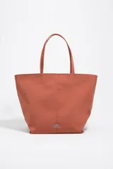 Bolso shopper grande de Bimba y Lola, color marrón, con exterior de nylon, asas de hombro y detalle de logo metálico en la parte inferior.
