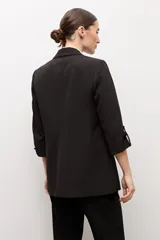Blazer recto color topo de manga larga con solapas clásicas y bolsillos con solapa en el frente.