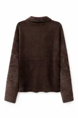 Campera de textura afelpada en color negro, con cierre frontal de botones a presión, cuello camisero y bolsillos frontales con solapa.