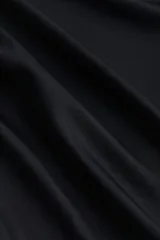 Top negro entallado de microfibra suave, con breteles finos y escote redondo.