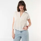 Blusa de manga corta con cuello en V y diseño a rayas verticales finas. Presenta un corte holgado y fluido.