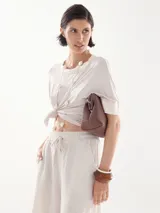 Remera blanca de corte recto con terminación en razo.