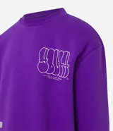 Buzo relaxed de algodón y poliéster color violeta con cuello redondo, puños y bajo acanalados. Estampa frontal con texto en color blanco.