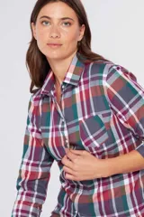 Camisa a cuadros de manga larga con cierre frontal de botones, cuello camisero y un bolsillo aplicado en el pecho.