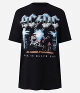Remera de manga corta negra con estampado frontal de la banda AC/DC, con el logo en tonos azules y grises y una imagen de la banda en vivo con el texto "Back in Black Tour".