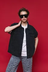 Remera de algodón con corte boxy fit, silueta amplia, hombros caídos y aberturas laterales.
