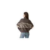 Cardigan de punto marrón oscuro con cierre frontal completo y cuello alto tipo polo. Presenta una franja horizontal ancha en color beige en el pecho y las mangas, con la inscripción de la marca en el frente.
