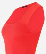 Blusa cropped negra de punto con escote cuadrado y breteles anchos.