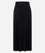 Pollera midi de corte evasé confeccionada en punto, con cintura elástica y caída fluida.