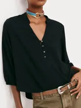 Blusa color marrón claro, con cuello mao y escote en V, manga 7/8 con puños elásticos y cierre frontal parcial con botones.