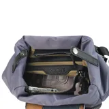 Mochila de nylon color bordó con tapa y broche metálico. Tiene apertura superior con broche, bolsillos internos, bolsillo con cierre metálico al frente y laterales. Incluye asas rígidas de mano y correas regulables para colgar en la espalda.