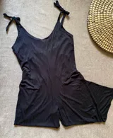 Mono largo negro de morley con breteles finos que se atan en los hombros formando moños.