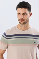 Remera de algodón y poliéster color verde militar con diseño de rayas horizontales en tonos azules, blancos y celestes en la parte superior del pecho. Cuenta con cuello redondo y mangas cortas.