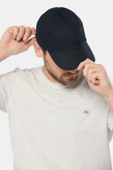 Gorro de lona color gris con visera y logo bordado en el frente.