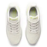 Championes New Balance para dama, modelo 1080 V13, color blanco con detalles en gris y amarillo, ideales para running.