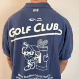 Chomba azul de piqué con cuello clásico y manga corta. Presenta bordados blancos con motivos de golf en el pecho.