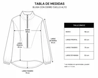 Blusa de satén color blanco con cuello alto y cierre frontal parcial. Presenta mangas largas con puños elásticos y un diseño de corte fluido con ruedo redondeado.