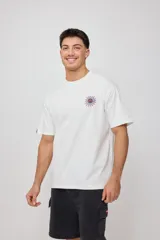 Remera de corte holgado color blanco, con estampado gráfico en el pecho y en la espalda. Confeccionada en algodón.