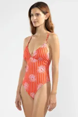 Traje de baño enterizo rojo con estampado de rayas verticales blancas y flores rosas. Tiene escote en V, breteles finos con apliques florales y copas con soporte.