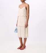 Vestido midi de corte evasé confeccionado en chiffon, con diseño de capas superpuestas, breteles finos y escote en U. Cuenta con forro interior.