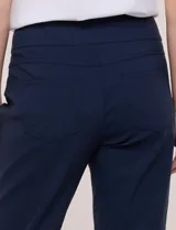 Pantalón de gabardina elastizada azul marino, marca Ruby Rd, modelo Pull On. Presenta bolsillos delanteros simulados, bolsillos traseros aplicados y corte slim.