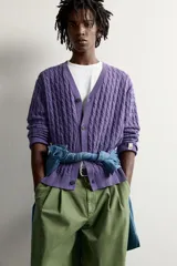 Cárdigan regular fit de punto tejido en hilatura de algodón, colaboración Fruit of the Loom x Zara. Presenta cuello en V, manga larga, cierre frontal con botones oscuros y efecto lavado. Cuenta con acabados en rib y parche de la marca en el bajo.