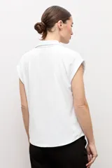 Remera de manga corta color marrón topo, con cuello polo y escote en V.