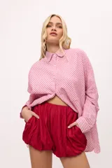 Short negro de tiro alto con cintura elastizada y bolsillos laterales.