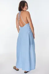 Top largo marrón con breteles finos ajustables y tajo frontal. Confeccionado en lino italiano.