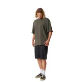 Remera de corte holgado color gris oscuro, con cuello redondo y bolsillo frontal en el pecho que incluye un pequeño parche decorativo con diseño gráfico.