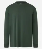 Remera de manga larga con cuello redondo, confeccionada en algodón. Presenta un corte comfort holgado y una pequeña etiqueta decorativa en el bajo.