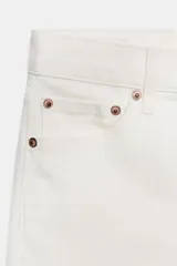 Jeans de tiro medio con corte flare y largo cropped. Presentan diseño de cinco bolsillos, cierre frontal con cremallera y botón, raya planchada en el delantero y bajo desflecado con acabado evasé.