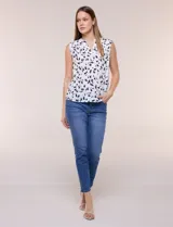 Blusa de gasa sin mangas de calce holgado, marca Sioni. Cuenta con cuello cadete, abertura frontal en V con media cartera de botones, espalda con canesú y pliegue central, y ruedo redondeado.