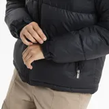 Campera puffer Reef con diseño bicolor en negro y blanco. Presenta cuello alto, cierre frontal completo y bolsillos laterales con cierre. Incluye logo de la marca estampado en el pecho.