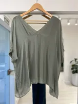Blusa verde militar de corte holgado, con escote en V y mangas cortas amplias.