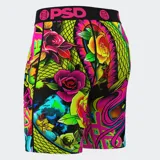 Calzoncillos bóxer de hombre con estampado de rosas, serpientes y anclas en colores vibrantes. Cuenta con pretina elástica negra con el logo de la marca en rosa.