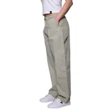Pantalón cargo verde con bolsillos laterales y corte holgado.