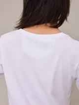 Remera blanca de algodón con cuello en V y logo bordado en el pecho.