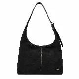 Cartera tipo hobo de gamuza negra, amplia y ligera, con correa regulable y costuras visibles en contraste.