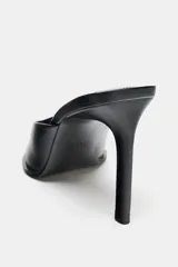 Zapatos de tacón alto estilo mule, color negro, con diseño destalonado, escote redondo y puntera fina.