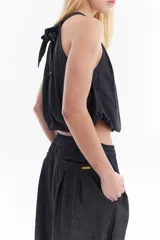 Blusa balloon de denim ultraliviano color gris oscuro, con escote halter fruncido, diseño sin mangas y dobladillo ajustado.
