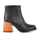 Botín de cuero negro con punta cuadrada y taco geométrico de madera.