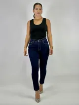 Pantalón de jean chupín color azul oscuro.