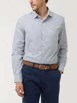 Camisa de manga larga para hombre de la marca RKF, modelo Easy Life, con diseño de rayas verticales en tonos gris y blanco. Presenta cuello italiano, cierre frontal con botones, corte regular fit y un bolsillo aplicado en el pecho con el logotipo bordado.